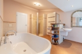 ... mit separater Dusche. - Exklusives Architektenhaus: „Willkommen in Ihrem neuen Zuhause in Hamburg-Marienthal!“