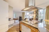 Offen gestaltete Küche - Exklusives Architektenhaus: „Willkommen in Ihrem neuen Zuhause“