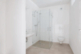 Musterbild - Badezimmer - Einziehen und wohlfühlen: „Stilvolle 3‑Zimmer-Neubau-Wohnung mit Loggia“