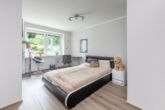 Zimmer im Untergeschoss - Architektonische Großzügigkeit: „Splitlevel auf traumhaften Grundstück mit schönen Ausblicken“