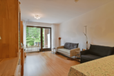 Wohnzimmer mit Terrassenzugang - Mit guter Anbindung: „Gut geschnittene 2,5‑Zimmer-Wohnung in Oststeinbek“