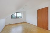 Mit Baupotential: "Teilvermietetes Einfamilienhaus mit Einliegerwohnung in Reinbek" - Gut geschnittenes Schlafzimmer