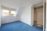 Zuhause im Grünen: "Gemütliche 3-Zimmer-Wohnung mit Gartenanteil und Balkon" - Schlafzimmer mit Ankleide