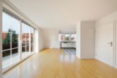 Zuhause im Grünen: "Gemütliche 3-Zimmer-Wohnung mit Gartenanteil und Balkon" - Lichterfülltes Wohnzimmer