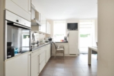 Moderne Einbauküche - Altersgerechtes Wohnen (Ü60): „Großzügige 2‑Zimmer-Souterrainwohnung in der Villa Luise“