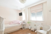 Helles Schlafzimmer - Altersgerechtes Wohnen (Ü60): „Großzügige 2‑Zimmer-Souterrainwohnung in der Villa Luise“