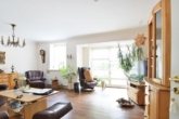 Lichterfülltes Wohnzimmer - Altersgerechtes Wohnen (Ü60): „Großzügige 2‑Zimmer-Souterrainwohnung in der Villa Luise“