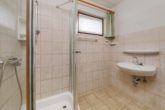 Unweit des Sachsenwaldes: "Gut geschnittenes Einfamilienhaus auf Erbbaugrundstück" - Dusche mit Fenster