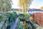 Gartenbereich mit Teich - Klein, aber fein: „Gemütliches Reihenhaus mit Wintergarten in Reinbeker Ruhelage“