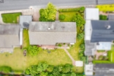 Grundstücksbild - Amerikanischer Komfort-Bungalow: „Großzügiges Grundstück mit viel Potenzial“
