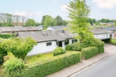 Liebevoll bepflanzt - Amerikanischer Komfort-Bungalow: „Großzügiges Grundstück mit viel Potenzial“