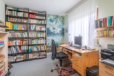 Optimales Arbeitszimmer - Amerikanischer Komfort-Bungalow: „Großzügiges Grundstück mit viel Potenzial“