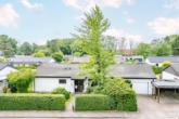 Carpot und Garage - Amerikanischer Komfort-Bungalow: „Großzügiges Grundstück mit viel Potenzial“