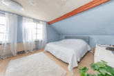 Schlafzimmer - Wie aus dem Bilderbuch: „Ensemblegeschütztes Zweifamilienhaus mit traumhaftem Gartenbereich“