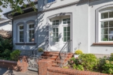 Herzlich willkommen! - Wie aus dem Bilderbuch: „Ensemblegeschütztes Zweifamilienhaus mit traumhaftem Gartenbereich“