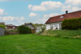 Herrlich grün - Platz in der Idylle gesucht? „Attraktives Grundstück mit Altbestand im beschaulichen Brunsbek“