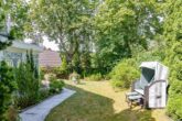 Ein Haus am See: "Einfamilienhaus mit Einliegerwohnung auf liebevoll angelegtem Grundstück" - Sonniger Garten