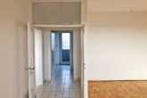 Herrlicher Weitblick: "Gemütliche 3-Zimmer-Eigentumswohnung mit Balkon" - ...in den lichten Flurbereich.