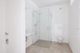Musterbild Duschbad - Einziehen und wohlfühlen: „Stilvolle 2‑Zimmer-Neubau-Wohnung mit Loggia“