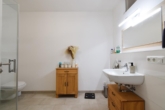Großzügiges Duschbad - Modern und gut gelegen: „Gemütliche 3‑Zimmer-Erdgeschosswohnung mit Wintergarten“