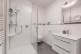 Modernes Duschbad - Optimal angebunden in Hamburg-Lohbrügge: „Moderne 2‑Zimmer-Erdgeschosswohnung mit KfW-55-Standard“