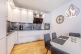 ...und Kochbereich. - Optimal angebunden in Hamburg-Lohbrügge: „Moderne 2‑Zimmer-Erdgeschosswohnung mit KfW-55-Standard“
