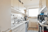 Zeitlose Einbauküche - In Idyllischer Lage: „Gut geschnittene 2,5‑Zimmer-Wohnung mit Loggia“