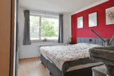Gemütliches Schlafzimmer - In Idyllischer Lage: „Gut geschnittene 2,5‑Zimmer-Wohnung mit Loggia“